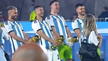 Watch Emiliano Martinez recreate crude gesture with Argentina team-mates at World Cup homecoming